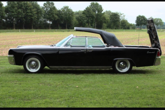 Az amerikai autógyártás netovábbja, ahogy ez a Lincoln felhúzza a tetőt