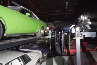 Rengeteg elfeledett autóra bukkantak egy raktárban