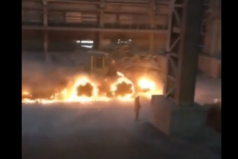 Lángoló kerekekkel vettek videóra egy munkagépet