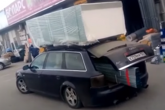 Ha tudna, ordítana az Audi A6-os, amit megpakoltak másfél tonna gipszkartonnal