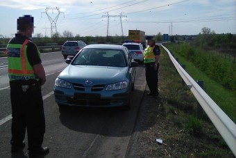 Jogsi, forgalmi és kötelező nélkül hajtott a forgalommal szemben az M43-ason