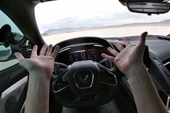 Kiszáradt tómederben hajtják a Corvette-et, ameddig megy