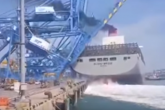 Óriás konténerszállító tarolt le egy daru Koreában