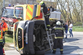 Videó: Így torpedózták meg Zuglóban a mentőautót