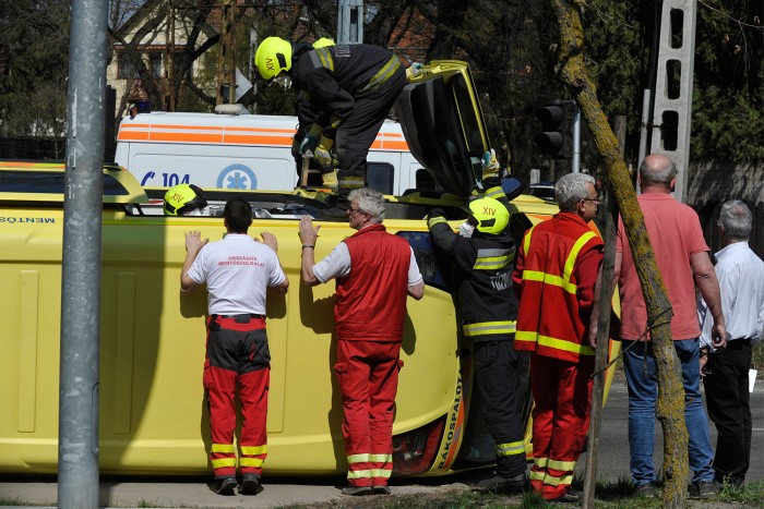 Fotókon a Zuglóban felborult mentőautó 2 | Vezess Fotókon a Zuglóban felborult mentőautó 2