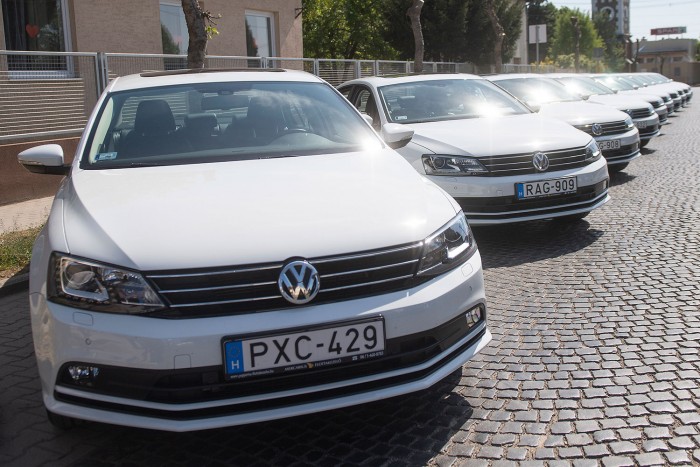 Tíz autót kaptak a magyar mentők