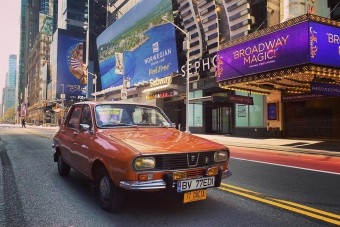 Ennél menőbbet nem láttál idén: régi Daciával pózolnak New York kihalt utcáin