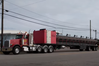 Kamion húzza a világ legnagyobb grillsütőjét