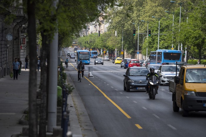 Hétfőtől csak egy sávot használhatnak az autósok a Nagykörúton