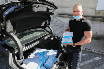 István Lamborghinivel és Bentleyvel visz maszkokat a kórházakba