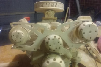 Az utolsó csavarig épített magának egy V8-as motort, de fából!