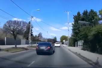 Vajon mennyire főtt le a fordos, amikor ezt a manővert meglépte a mercis?