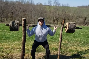 Tűzifából csinált magának edzőtermet egy amerikai testépítő