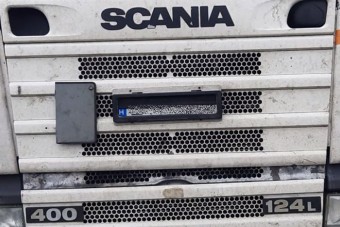 Óriási rendszámtrükköt eszelt ki a csaló magyar kamionos, de a rendőrökkel nem számolt