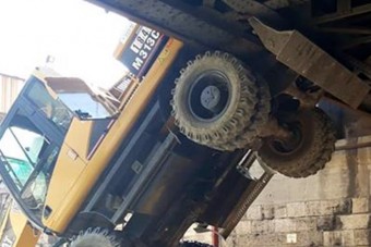 Hihetetlen baleset történt egy kőbányai felüljárónál