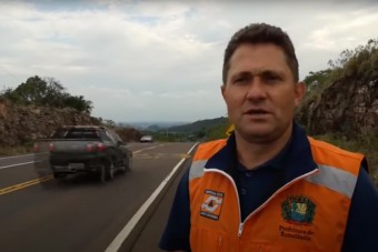 Élő adásban beszélt róla, mennyire hasznos az új fekvőrendőr, aztán érkezik egy autós