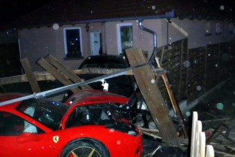 Ferrari szakította át egy családi ház kapuját Délegyházán