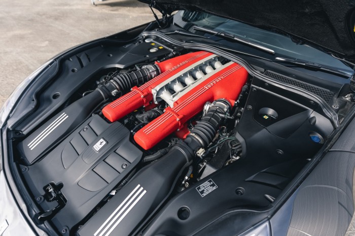 Öt szett gumit játszott le róla, kellett neki egy Ferrari otthonra is 6