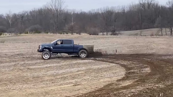 Több tonna friss betonnal kínozták a platóst 2