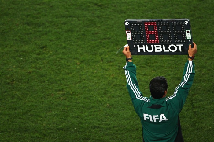 Átírhatja a futballszabályokat a koronavírus