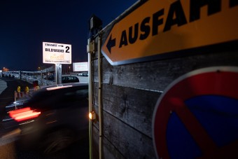 Autósmoziban tartják meg a húsvéti miséket