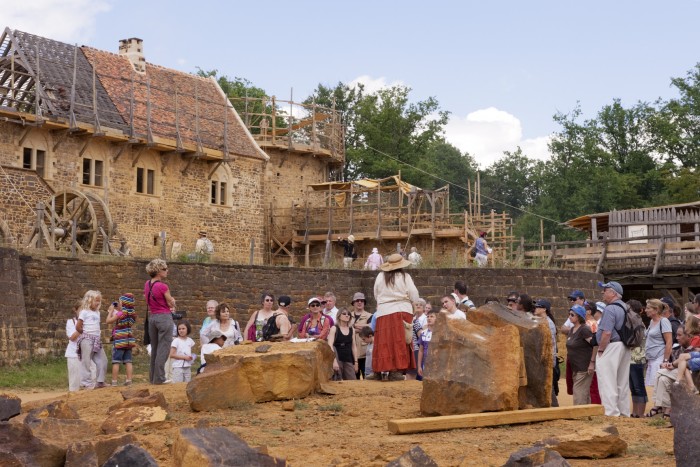 Középkori módszerekkel épül egy francia vár 7
