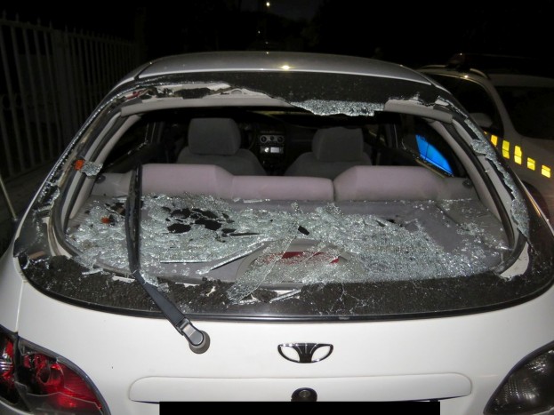 Baltával estek neki ennek az autónak 2