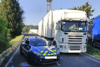 145-tel mérték be a 40 tonnával megpakolt kamiont