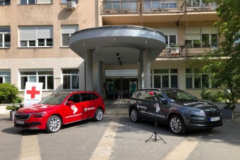 Újabb autókat adott a magyar kórházaknak a Škoda