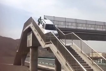 Meg akart fordulni a sztrádán, a lépcsőt választotta a Suzuki Jimnyvel