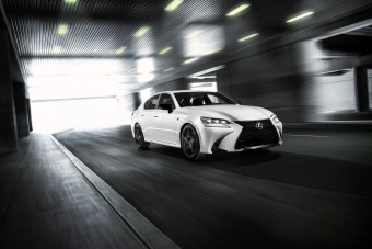 Limitált szériával búcsúzik a Lexus luxusszedánja
