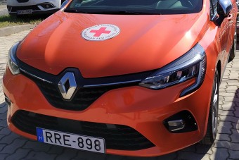 A Renault autókkal segíti a Vöröskeresztet