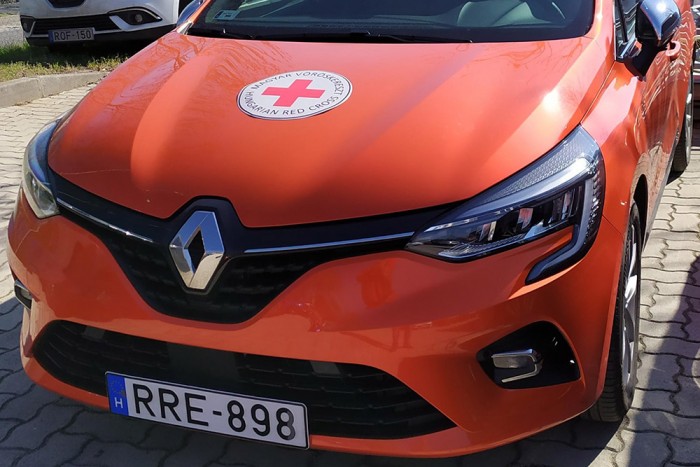 A Renault autókkal segíti a Vöröskeresztet
