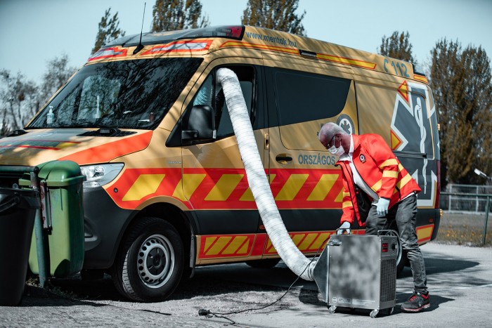 Így fertőtlenítik a magyar mentőautókat