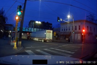 Három figyelmeztetést hagyott figyelmen kívül a kamionos, aztán jött a vasúti átjáró