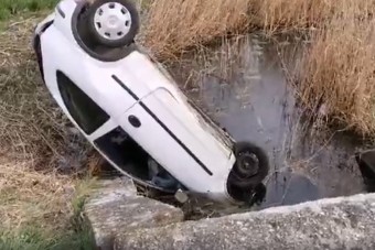 Kellemetlen dolog miatt csapódott egy Opel a patakba Sárvárnál