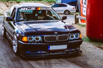 Egy körforgalmon is átugratott már ez a hazai BMW, de végül minden jól alakult