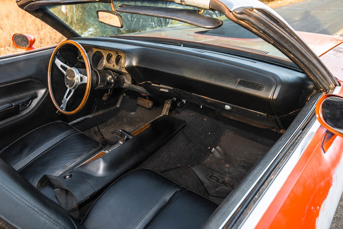 Kopottan is gyönyörű a 35 évig pihenő Plymouth Barracuda kabrió 9