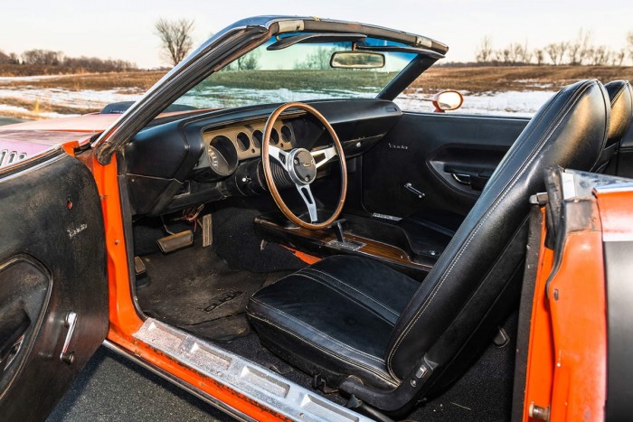 Kopottan is gyönyörű a 35 évig pihenő Plymouth Barracuda kabrió 7