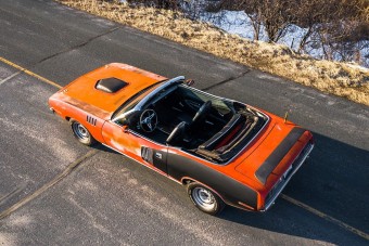 Kopottan is gyönyörű a 35 évig pihenő Plymouth Barracuda kabrió