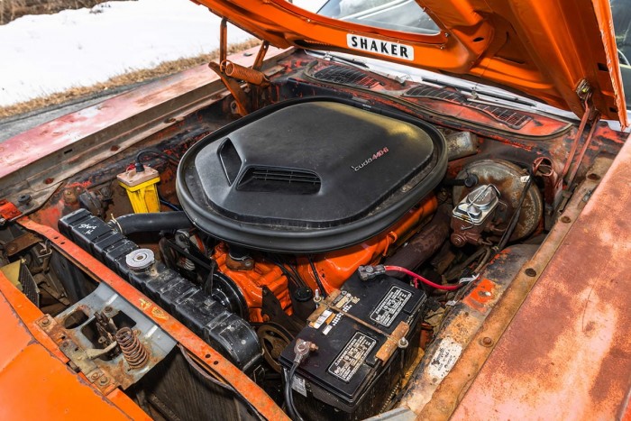 Kopottan is gyönyörű a 35 évig pihenő Plymouth Barracuda kabrió 6