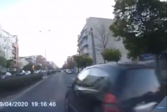 Kamikaze módjára előzött a Merci sofőrje – videó