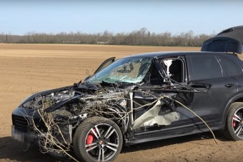 Kamionba rohant egy Porsche Vas megyében, aztán a szántóföldön kötött ki