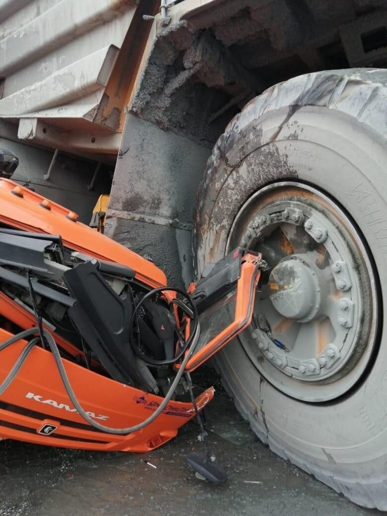 Eltiporta a Kamazt a hatalmas bányagép 1