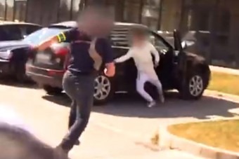 A pesti rendőrök tetten érték az autótolvajokat, aszfaltra nyomták az arcukat