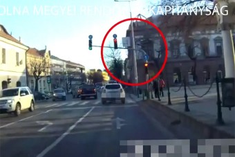 Úgy mennek át a magyar autósok a piroson, mintha kötelező lenne