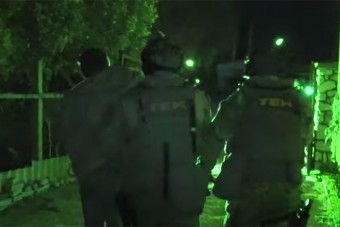 Így rohanták le a rendőrök a 21 autót feltörő párt