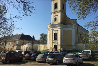 Autós miséket tart egy Fejér megyei plébános