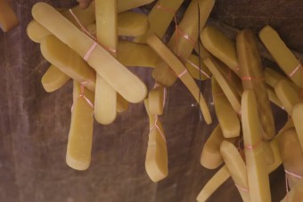 Két óráig kell rágni a világ legkeményebb sajtját nyelés előtt