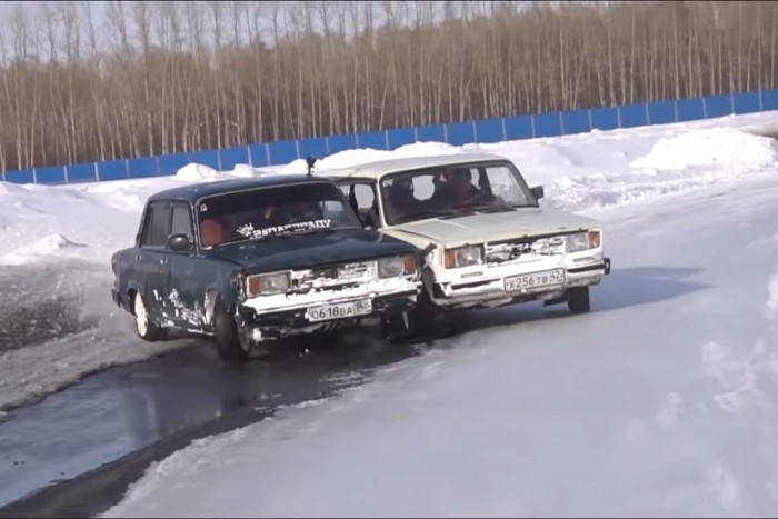 Kilinccsel előre támadnak a sziámi-Ladák